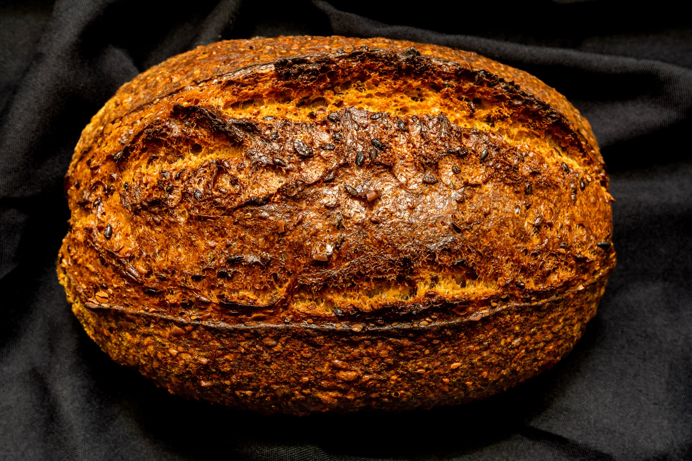 Saatenbrot aus T65 Weizenmehl und Gelbweizenruchmehl