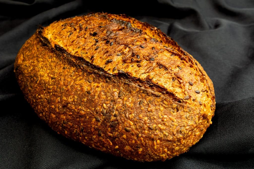 Saatenbrot aus T65 Weizenmehl und Gelbweizenruchmehl