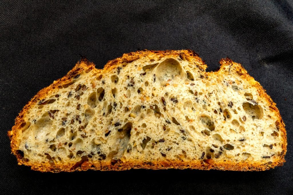 Krume, Saatenbrot aus T65 Weizenmehl und Gelbweizenruchmehl