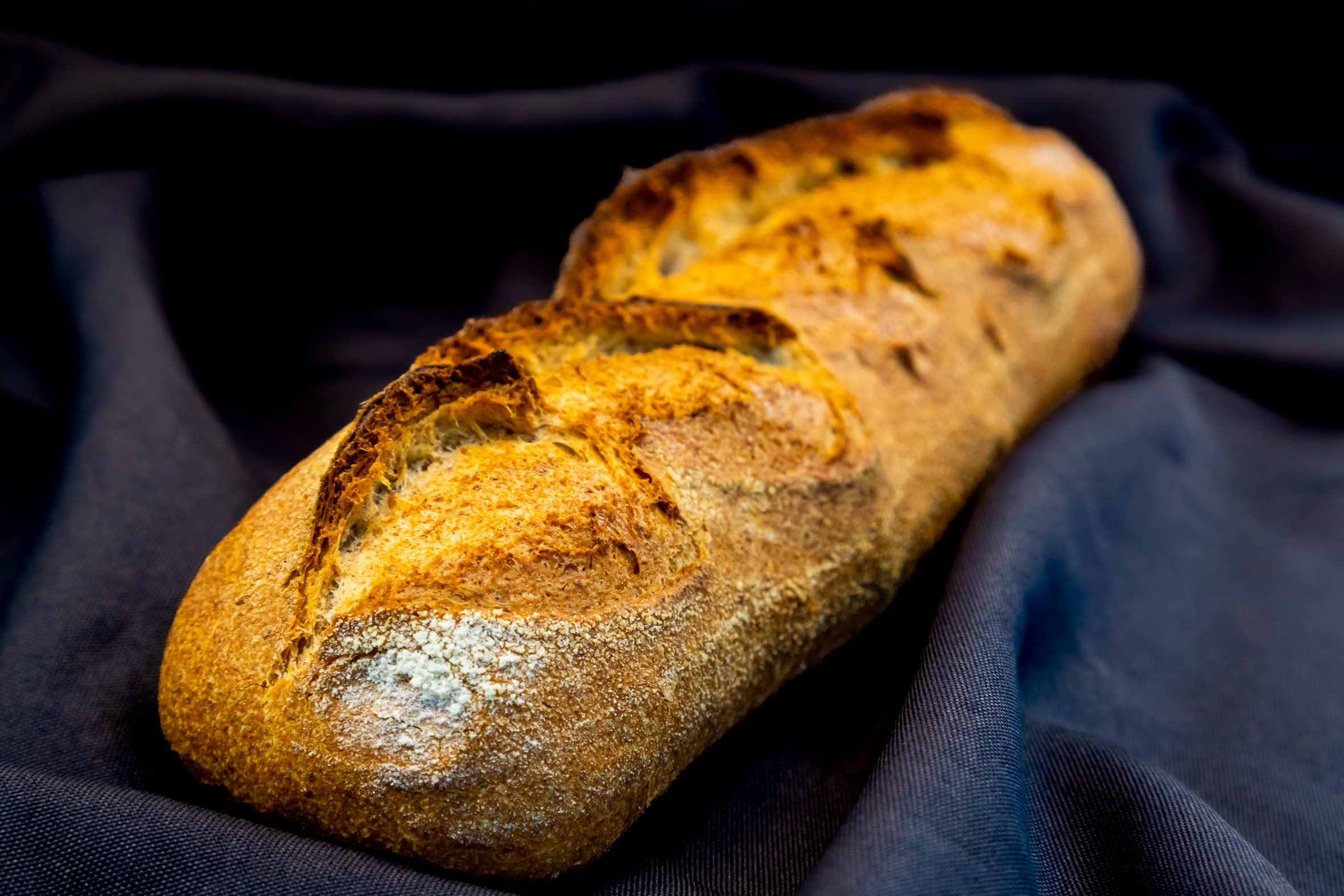 Gold Knusperstange. Weizenbrot aus Gelbweizenmehl. Baguette.